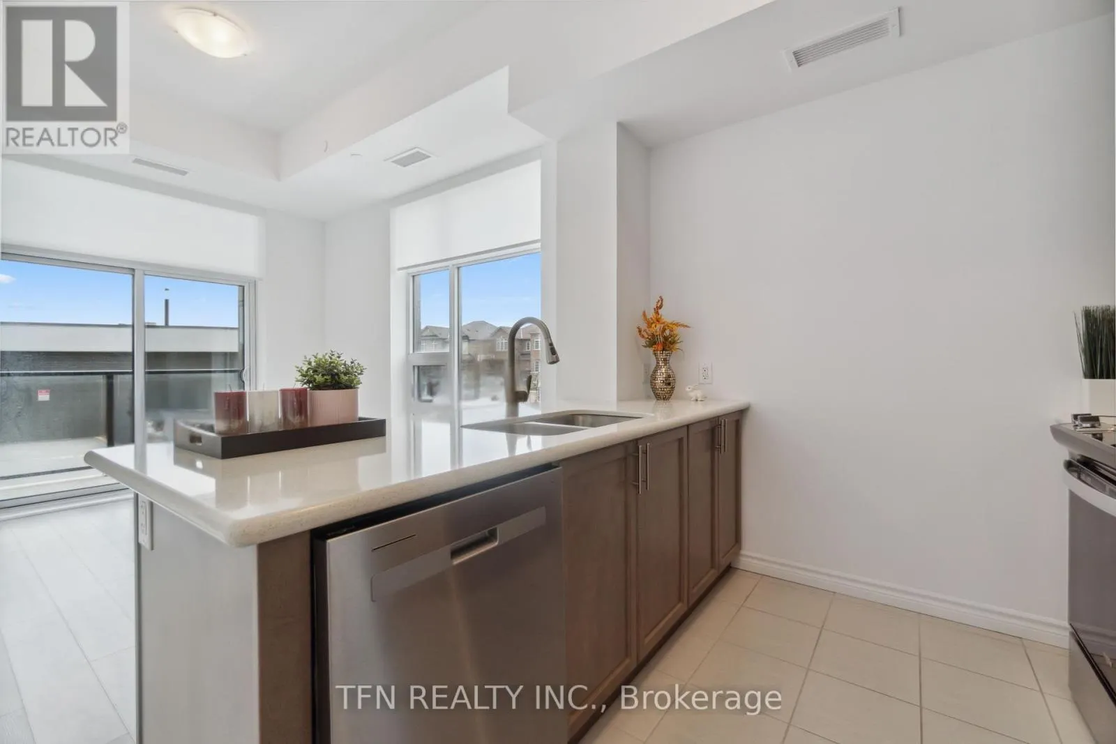 121 - 460 DUNDAS STREET E