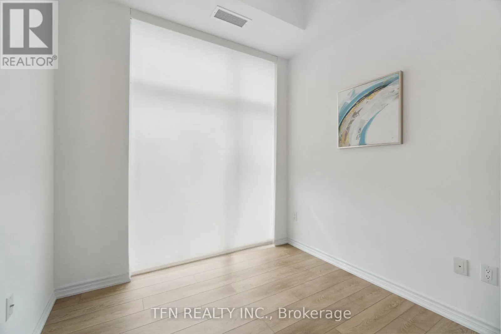 121 - 460 DUNDAS STREET E
