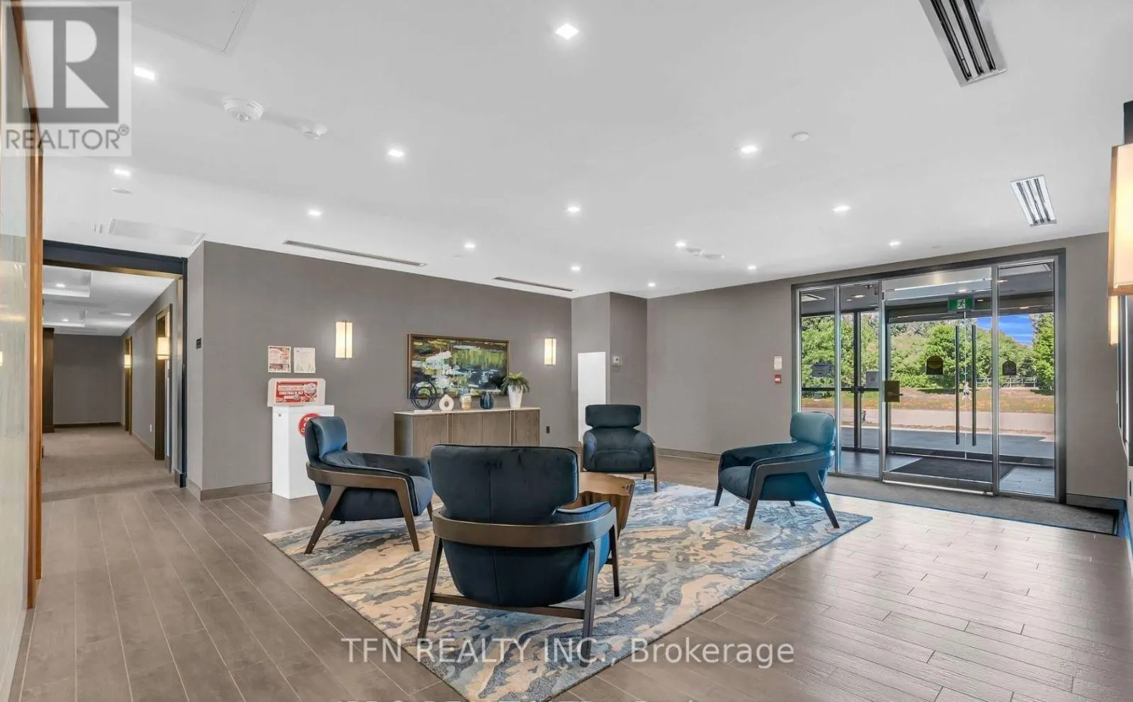 121 - 460 DUNDAS STREET E