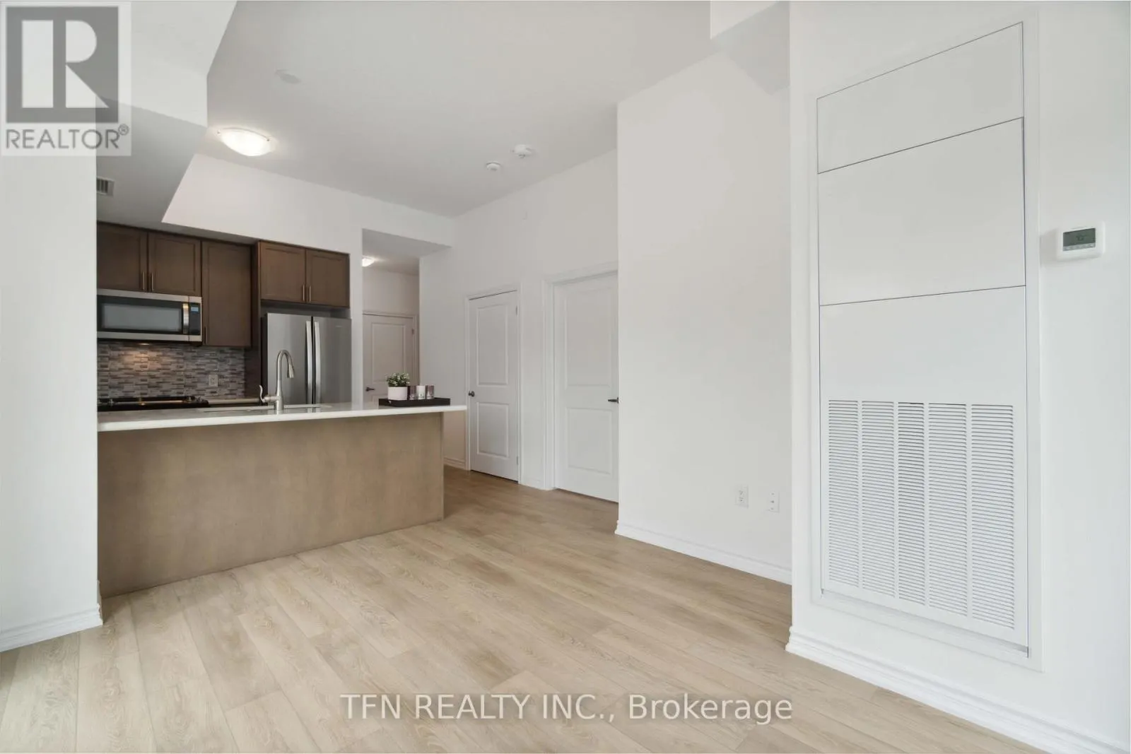 121 - 460 DUNDAS STREET E