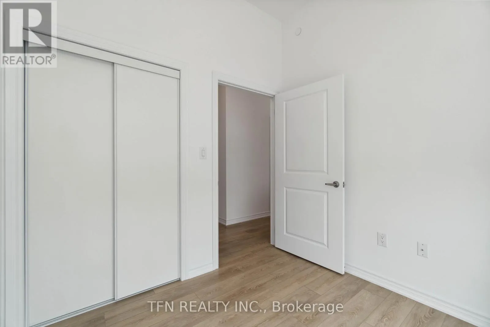 121 - 460 DUNDAS STREET E