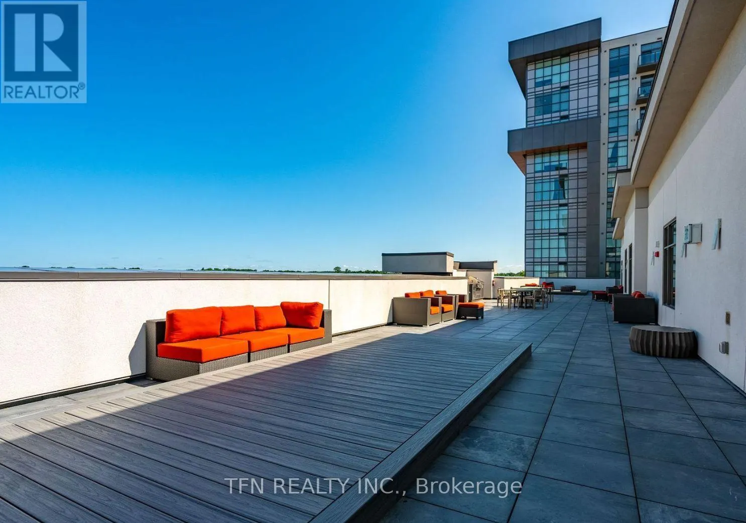 121 - 460 DUNDAS STREET E