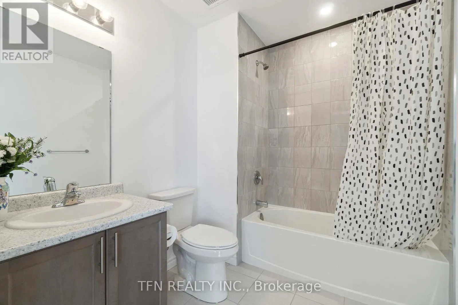 121 - 460 DUNDAS STREET E