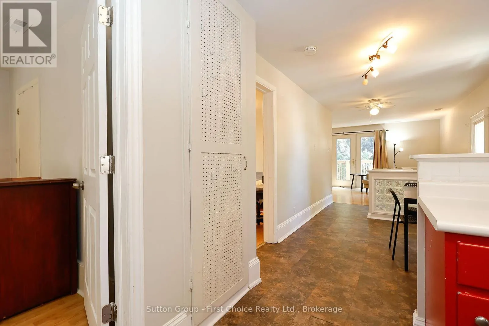 176 COBOURG STREET N