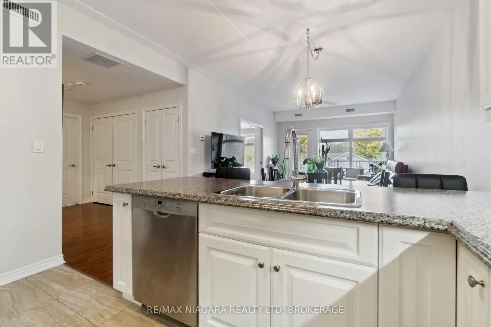 221 - 4644 PETTIT AVENUE, #221
