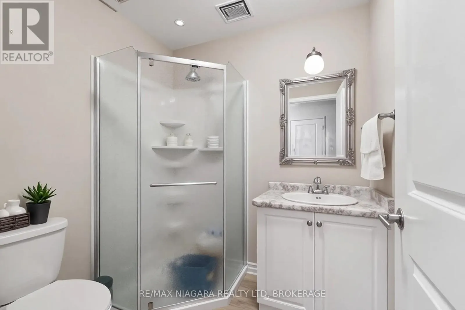 221 - 4644 PETTIT AVENUE, #221