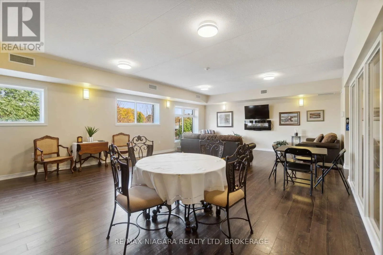 221 - 4644 PETTIT AVENUE, #221