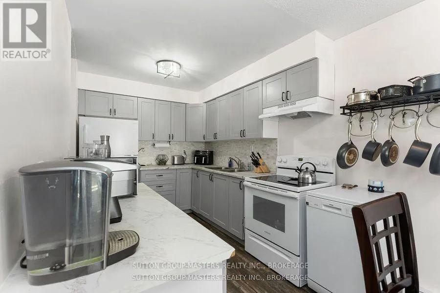 28 - 19 MACPHERSON AVENUE W, #28