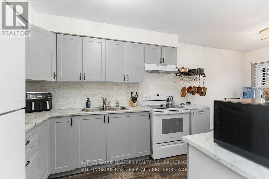 28 - 19 MACPHERSON AVENUE W, #28