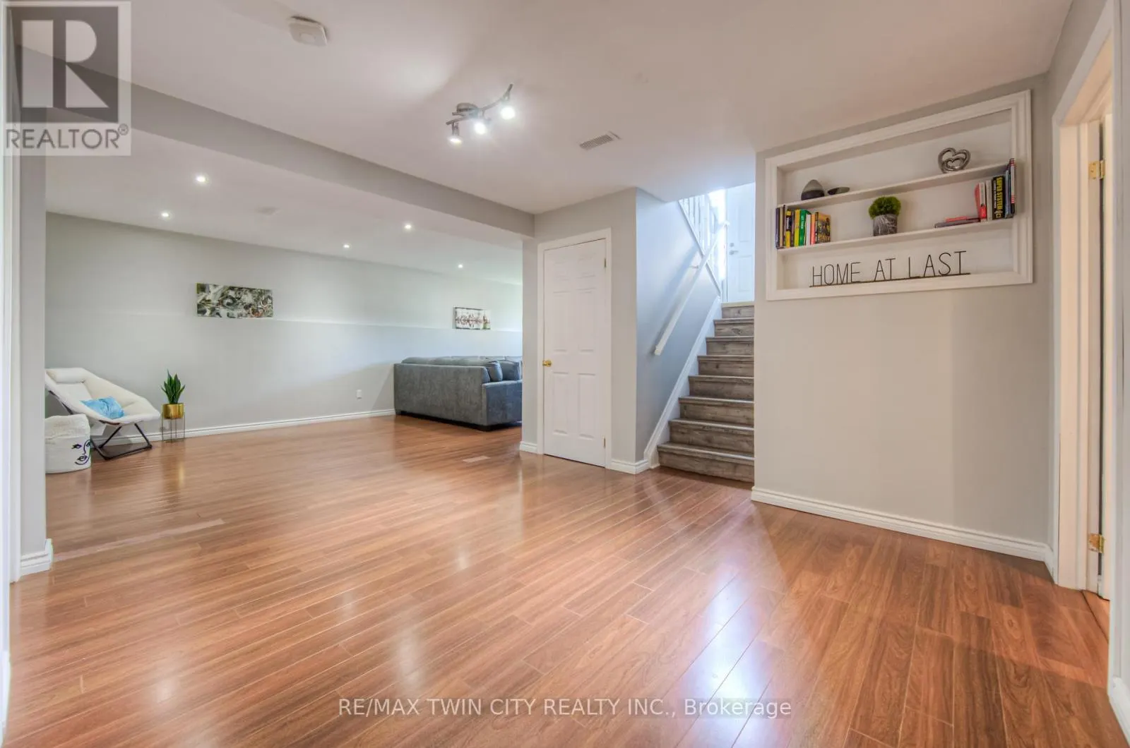 9 DUNTON LANE