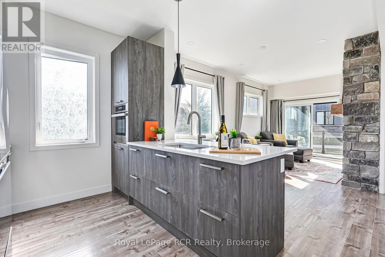 102 - 11 BECKWITH LANE, #102