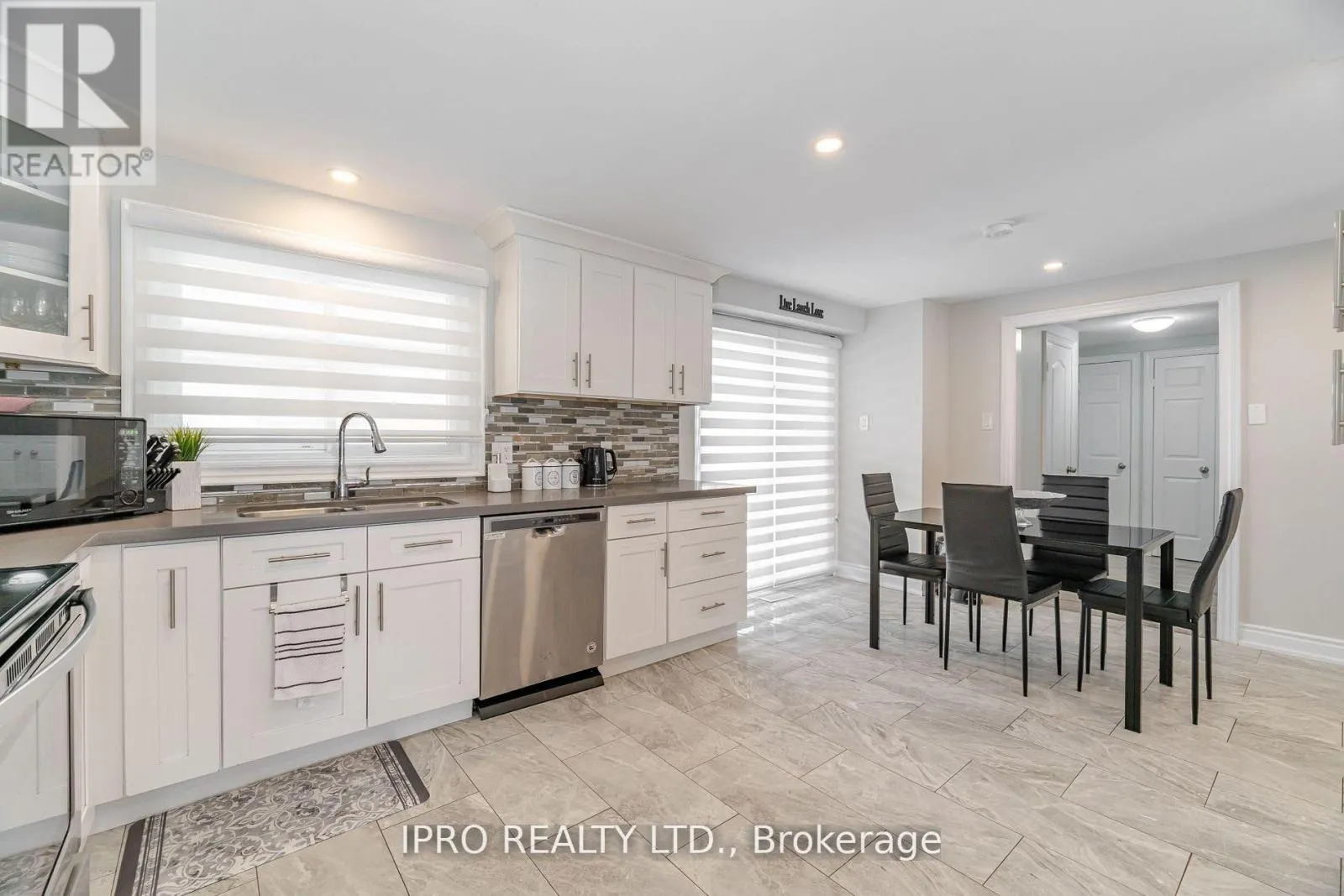 512 PINETREE CRESCENT