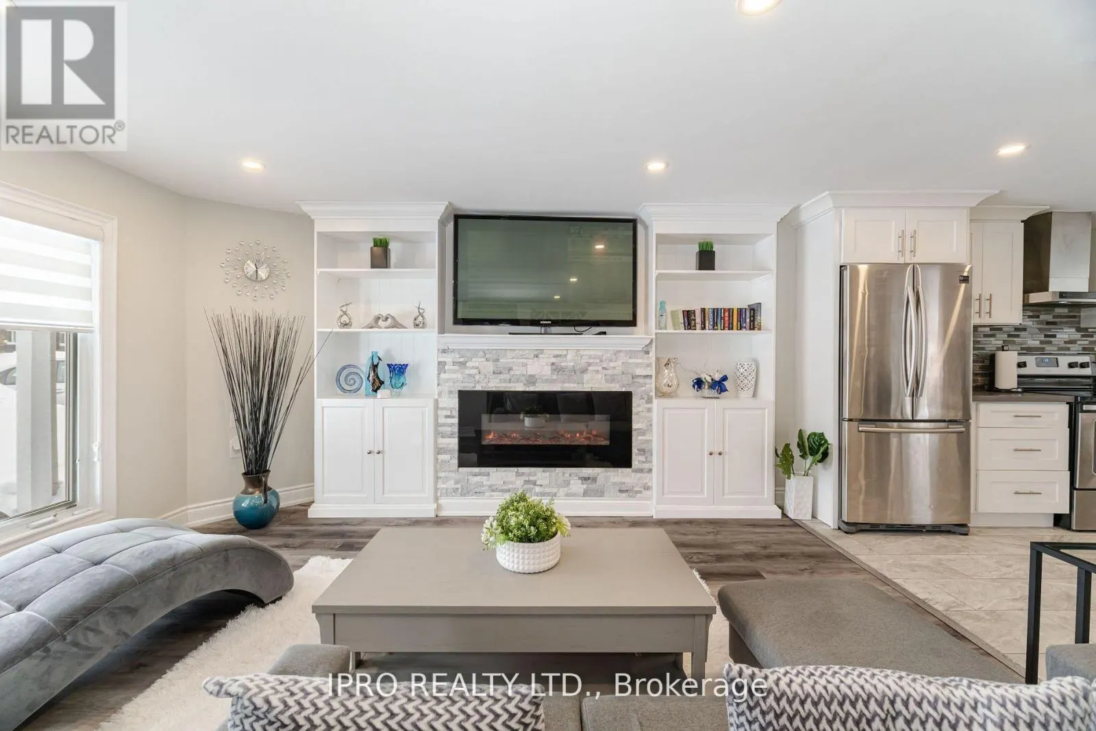 512 PINETREE CRESCENT