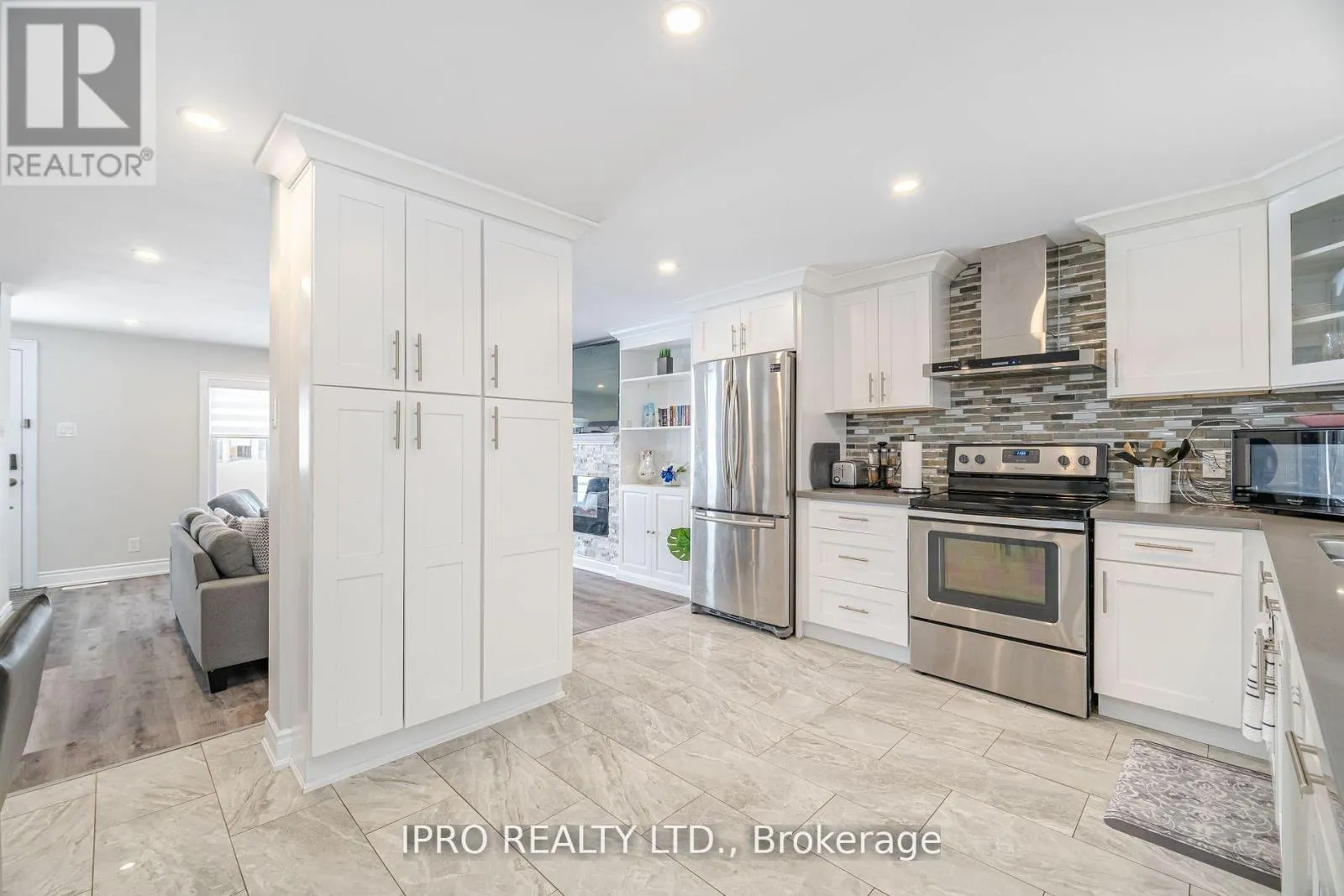 512 PINETREE CRESCENT