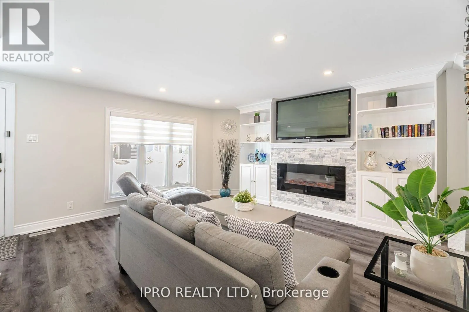 512 PINETREE CRESCENT