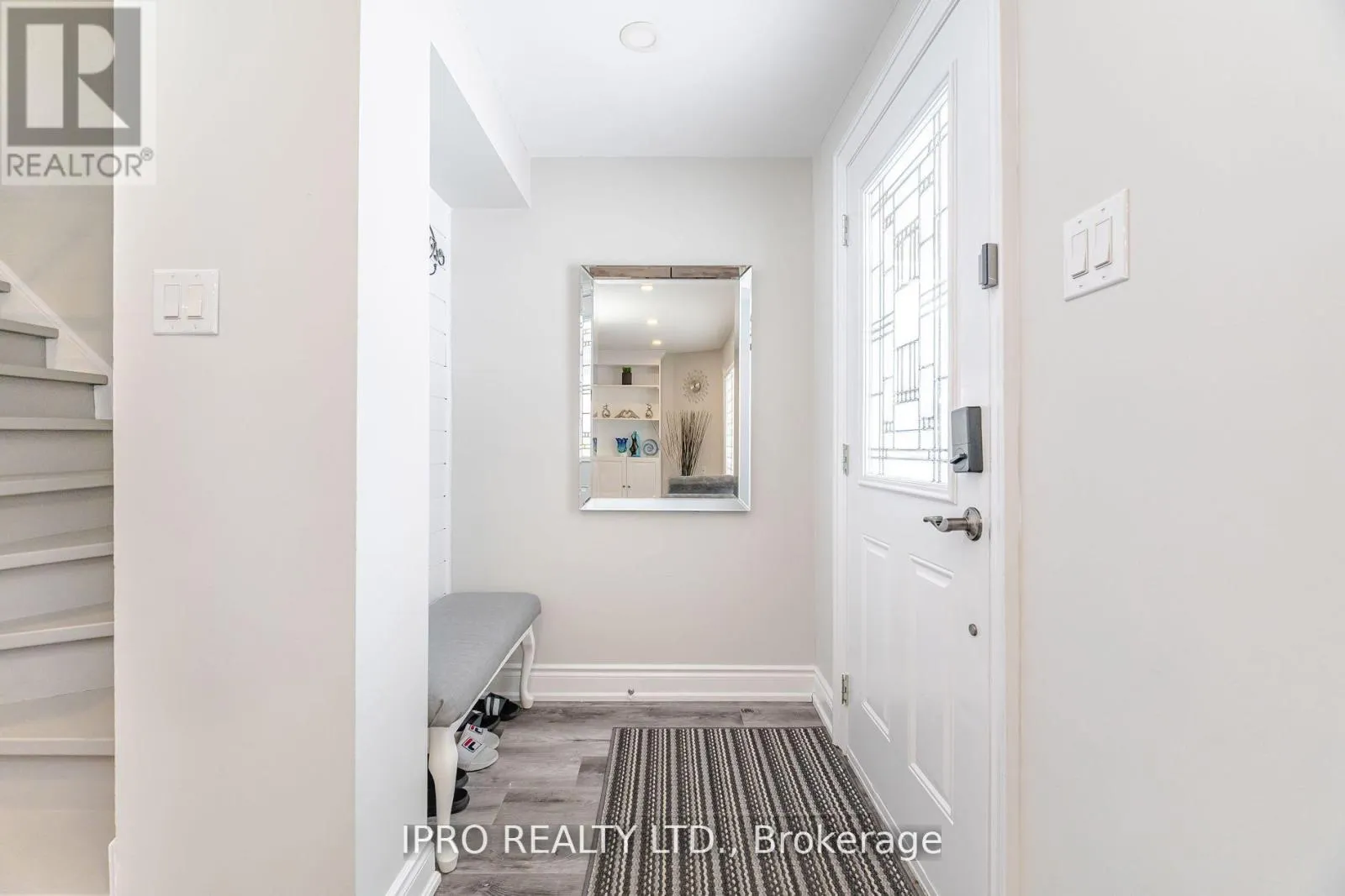 512 PINETREE CRESCENT
