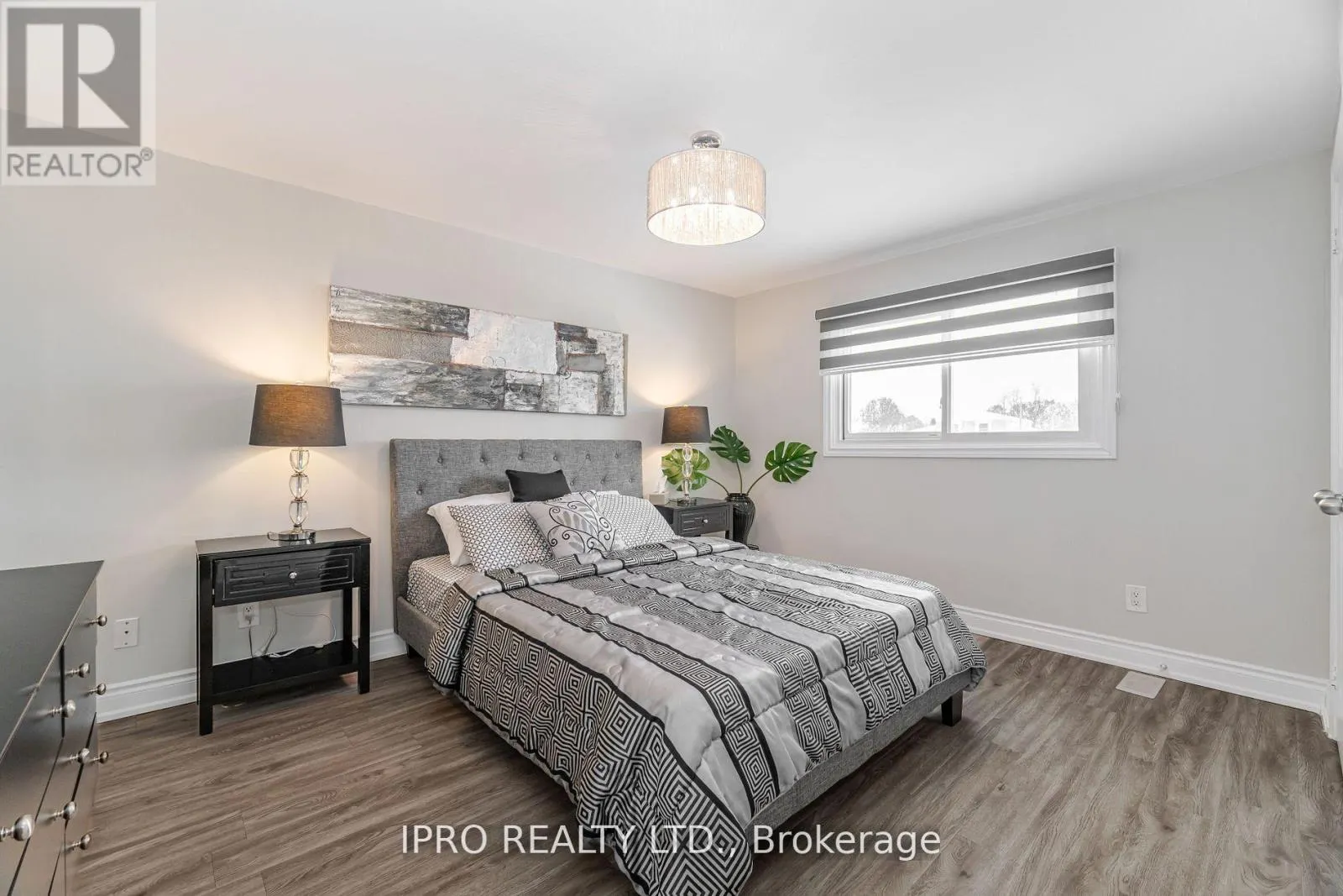 512 PINETREE CRESCENT