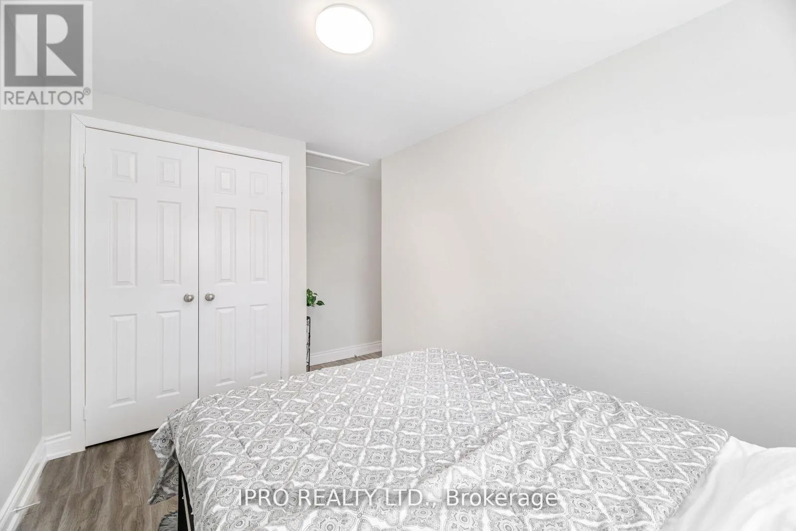 512 PINETREE CRESCENT