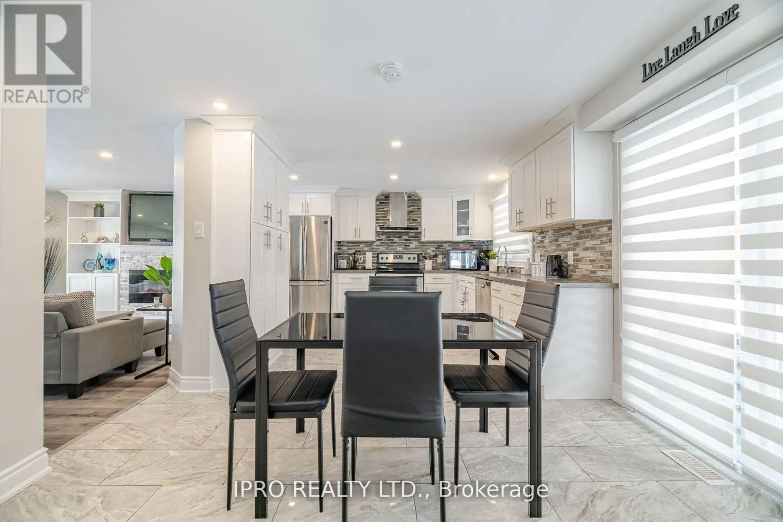 512 PINETREE CRESCENT