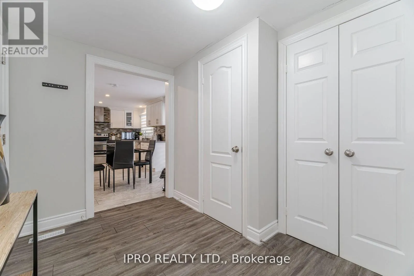 512 PINETREE CRESCENT