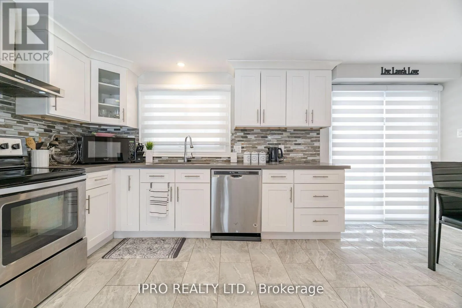 512 PINETREE CRESCENT