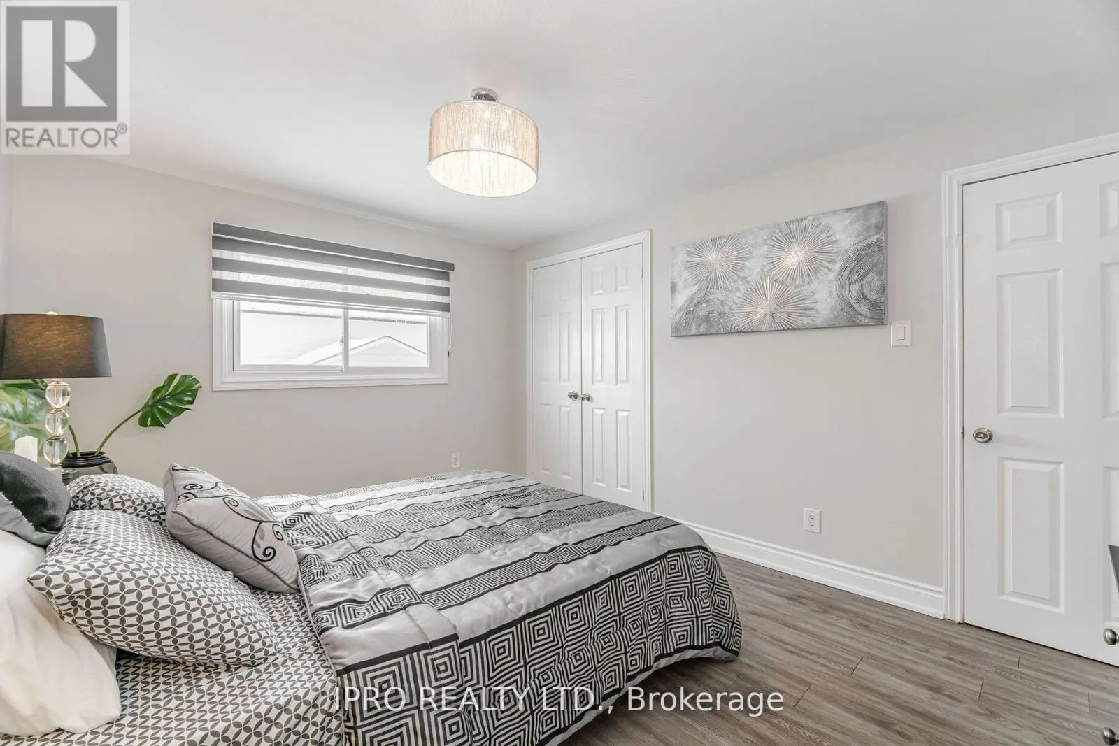 512 PINETREE CRESCENT