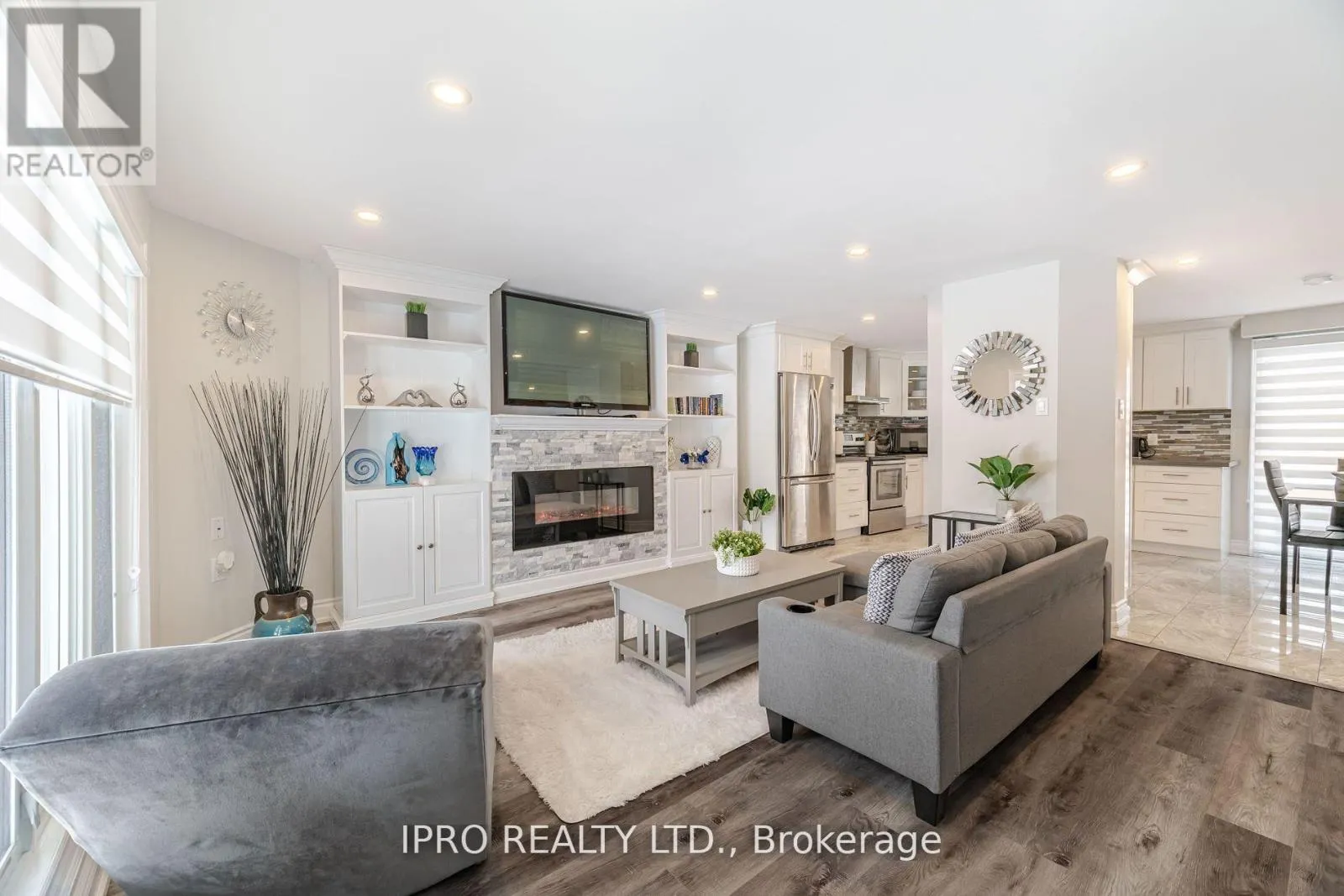 512 PINETREE CRESCENT