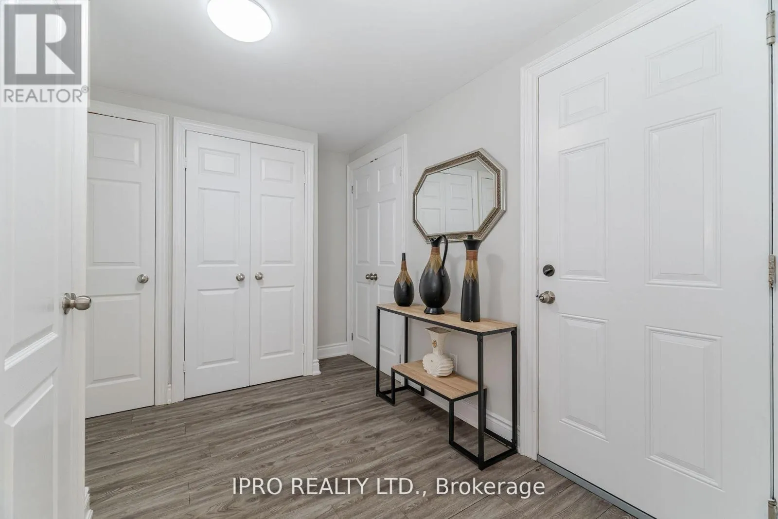 512 PINETREE CRESCENT