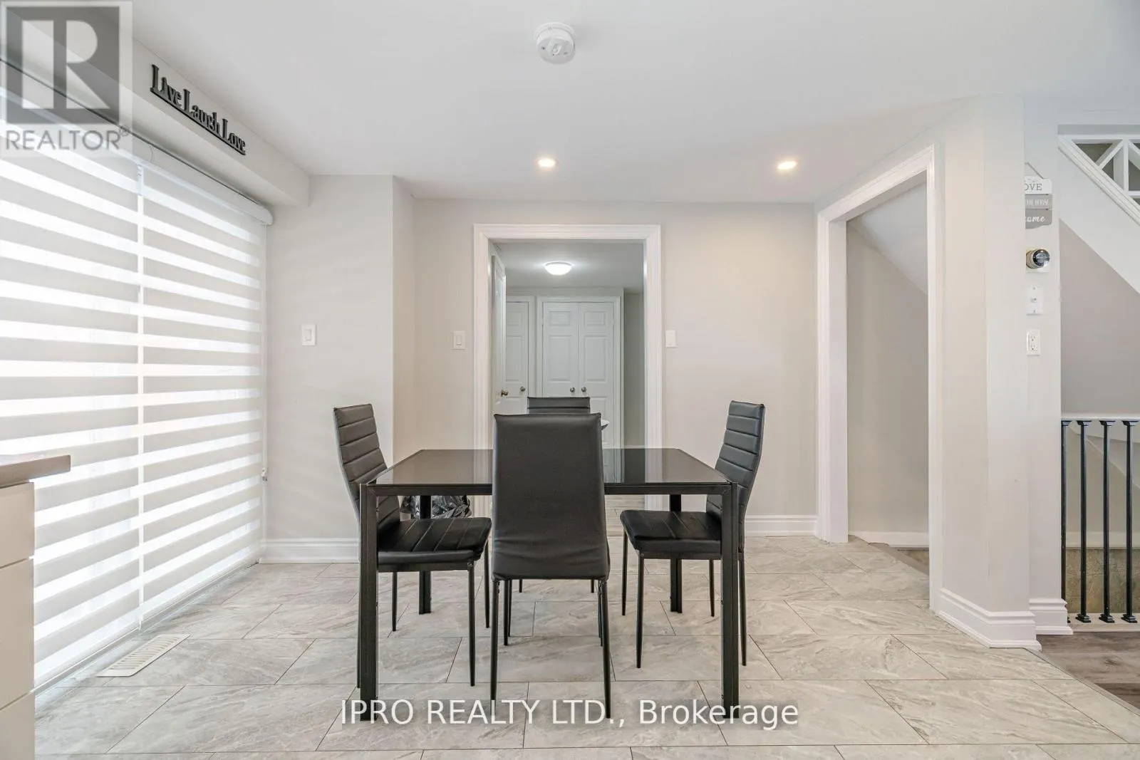 512 PINETREE CRESCENT
