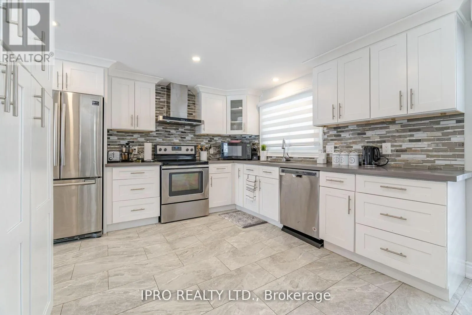 512 PINETREE CRESCENT