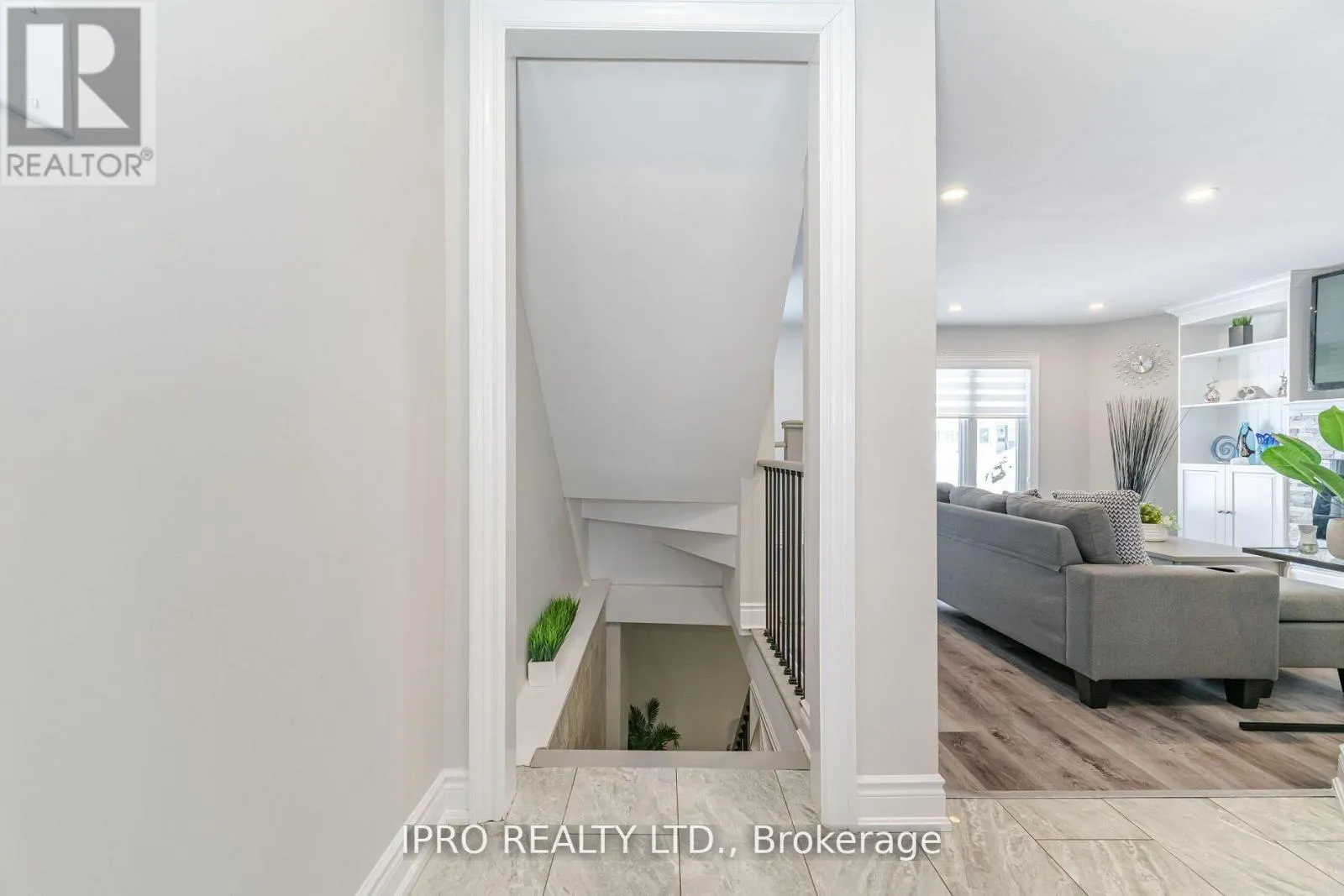 512 PINETREE CRESCENT