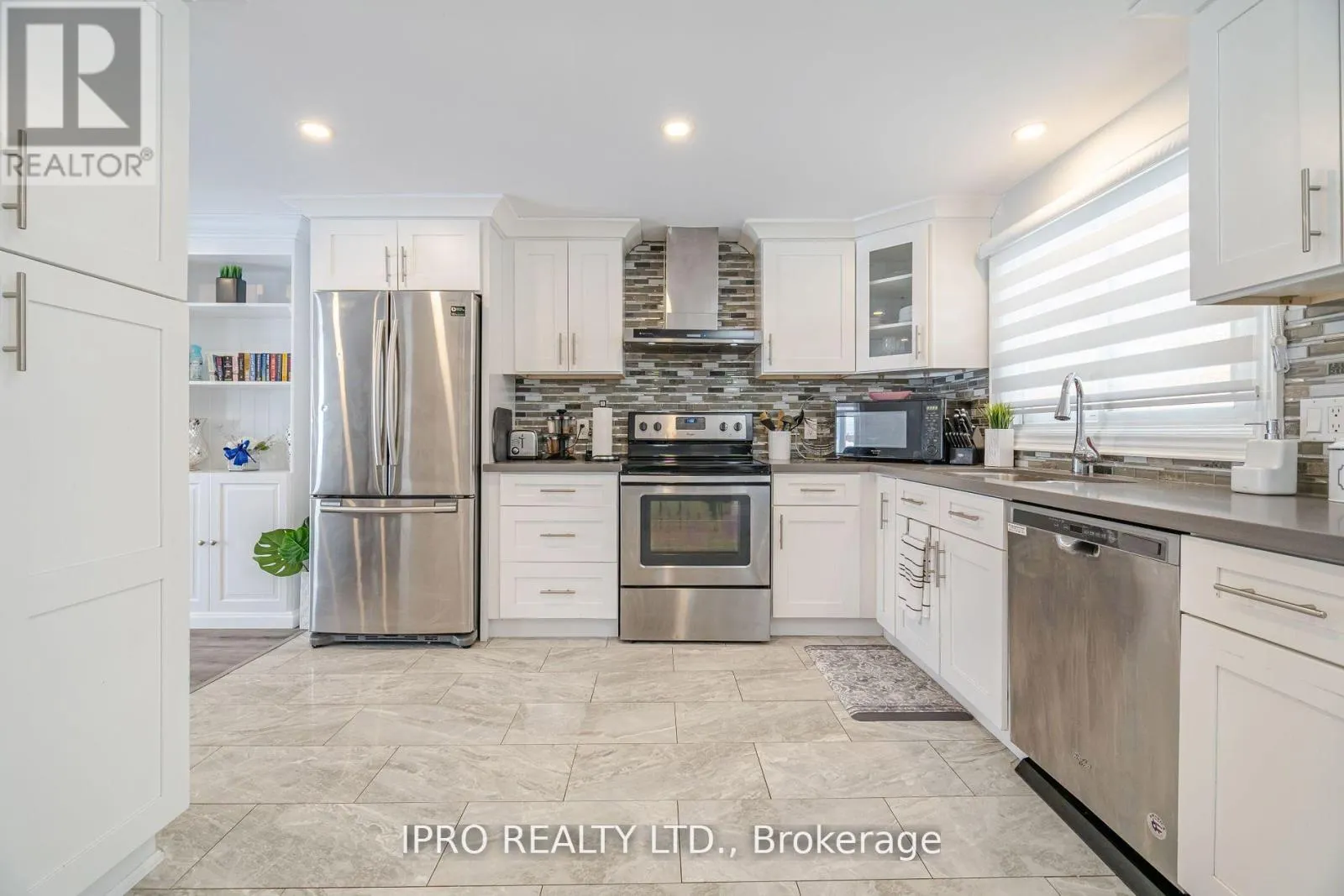 512 PINETREE CRESCENT
