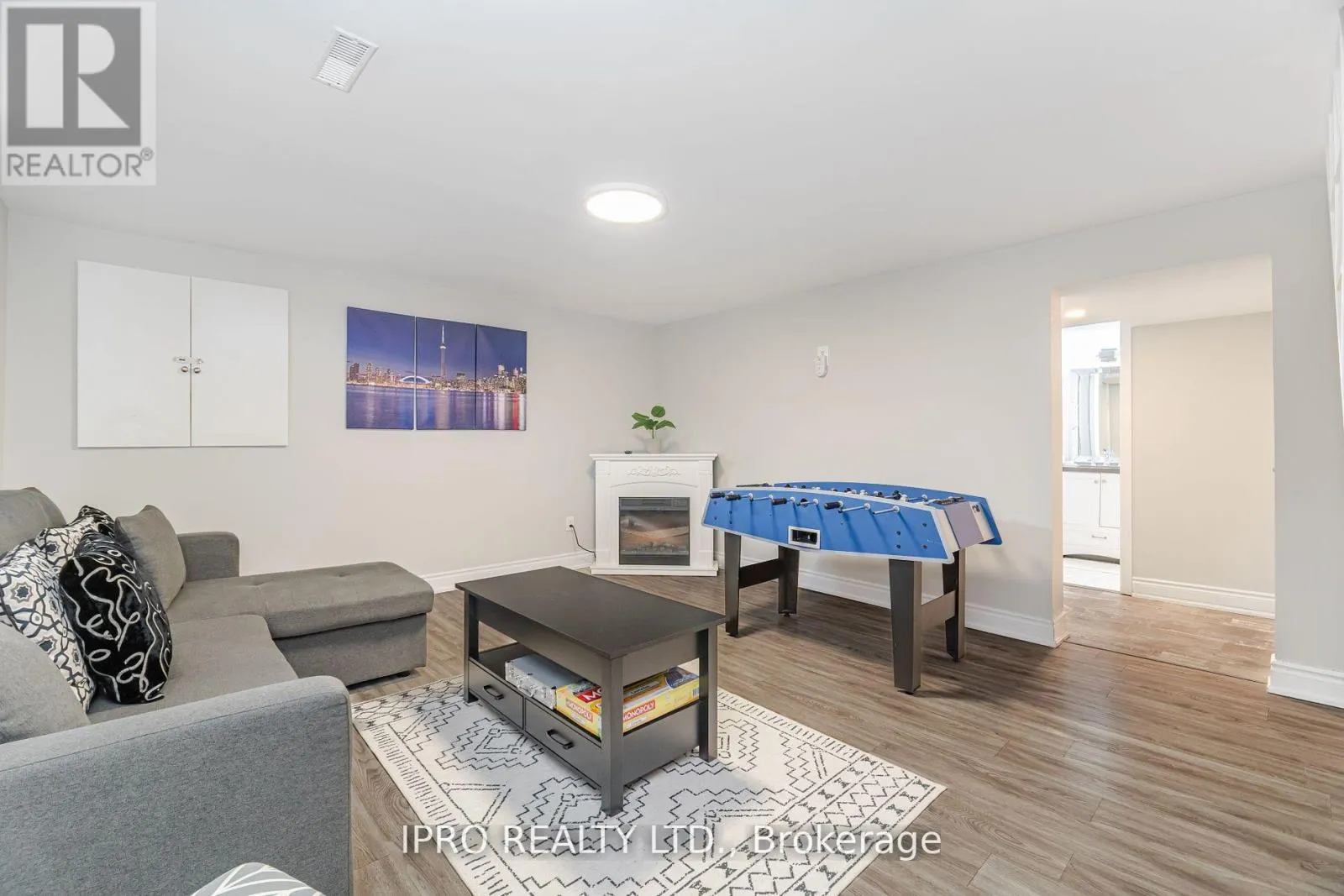 512 PINETREE CRESCENT