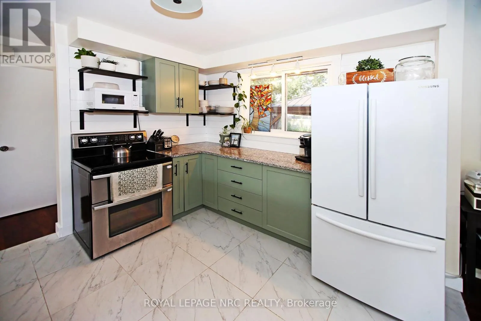 410 LAKESIDE ROAD