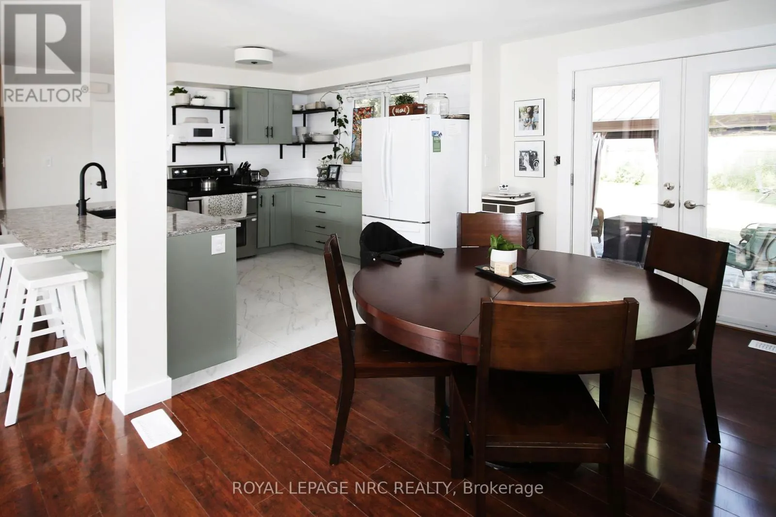 410 LAKESIDE ROAD