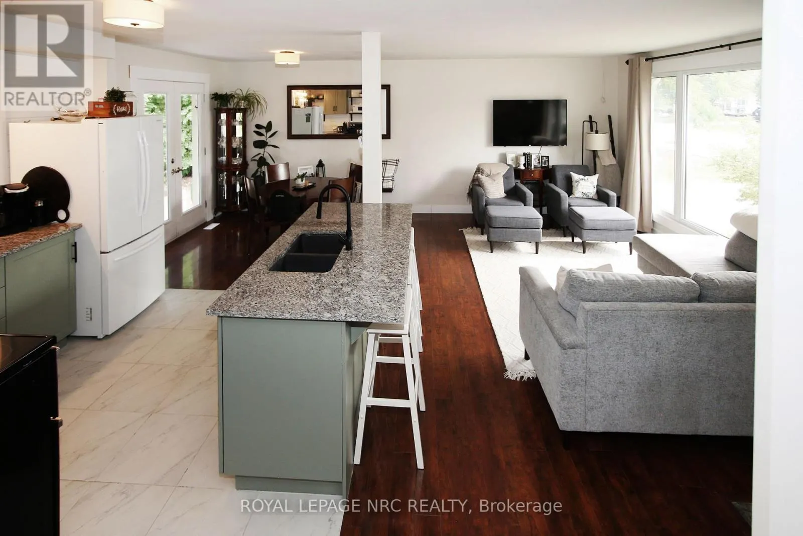 410 LAKESIDE ROAD