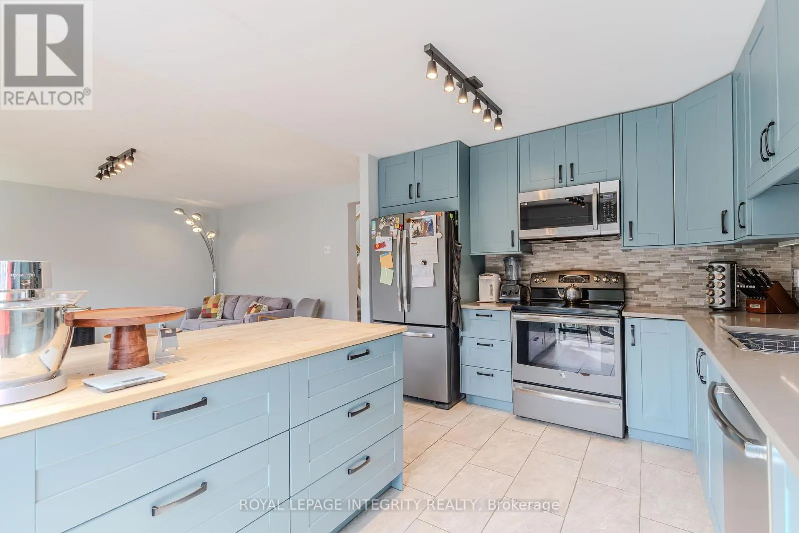 2123 ESPRIT DRIVE