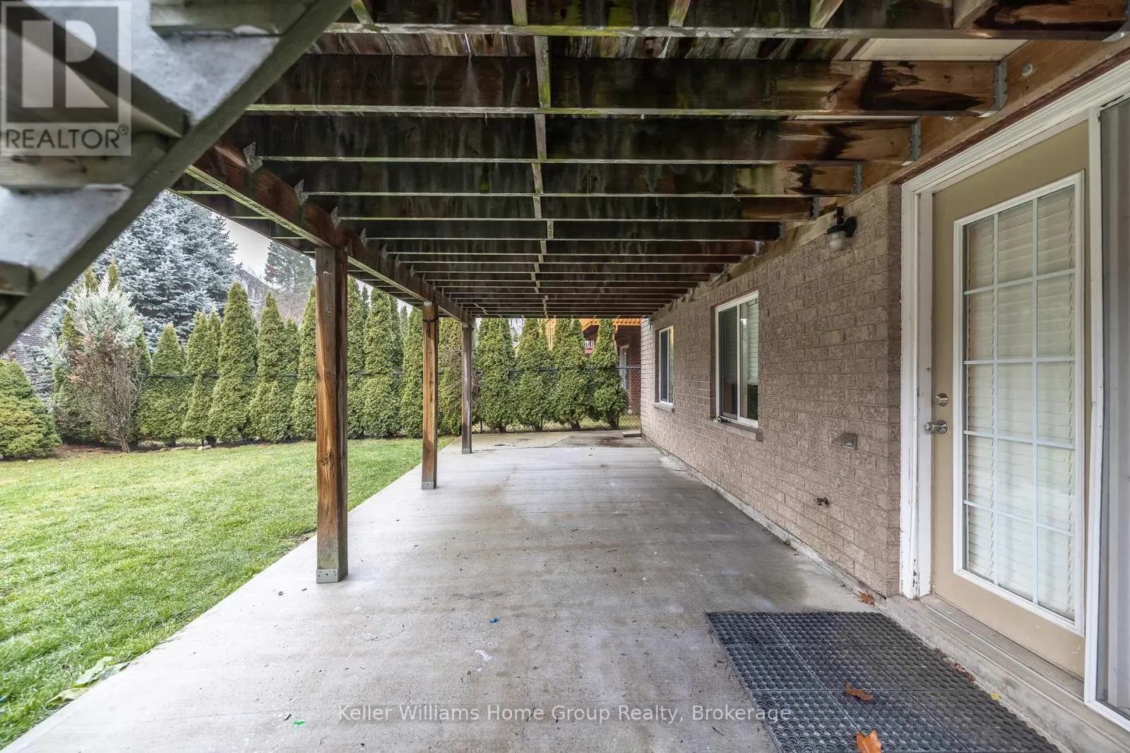4 CLAIRFIELDS DRIVE W