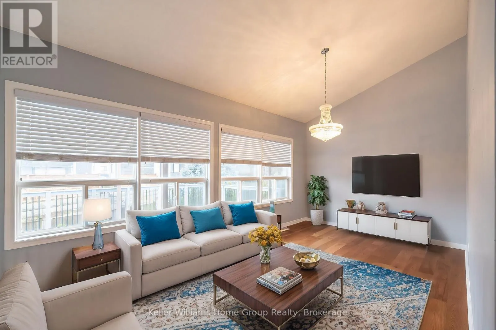 4 CLAIRFIELDS DRIVE W