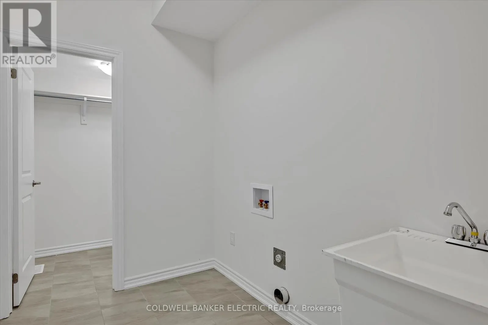 3 HILLCROFT WAY