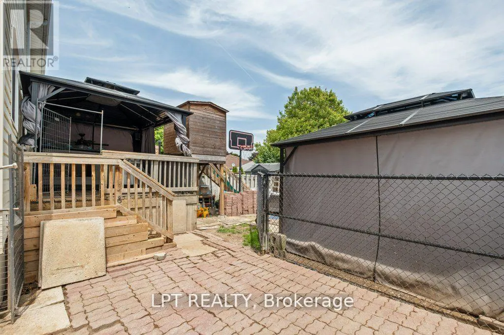 975 WARBURTON CRESCENT