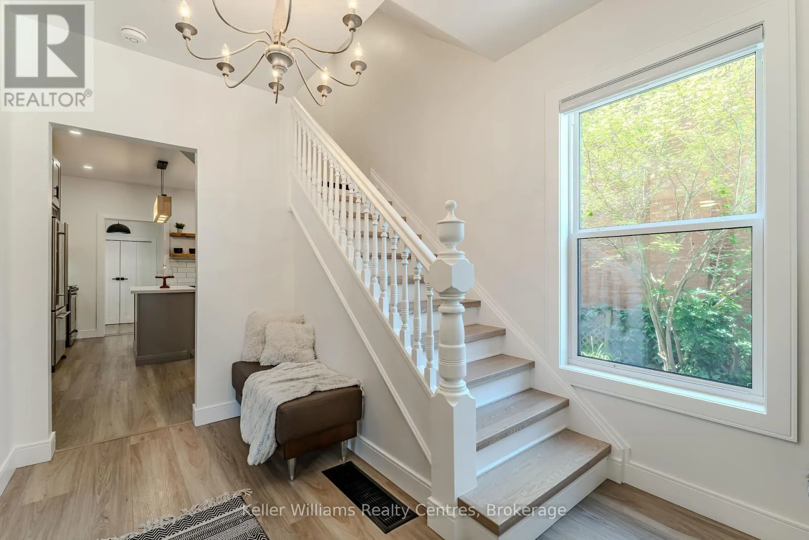 525 8TH ST A E