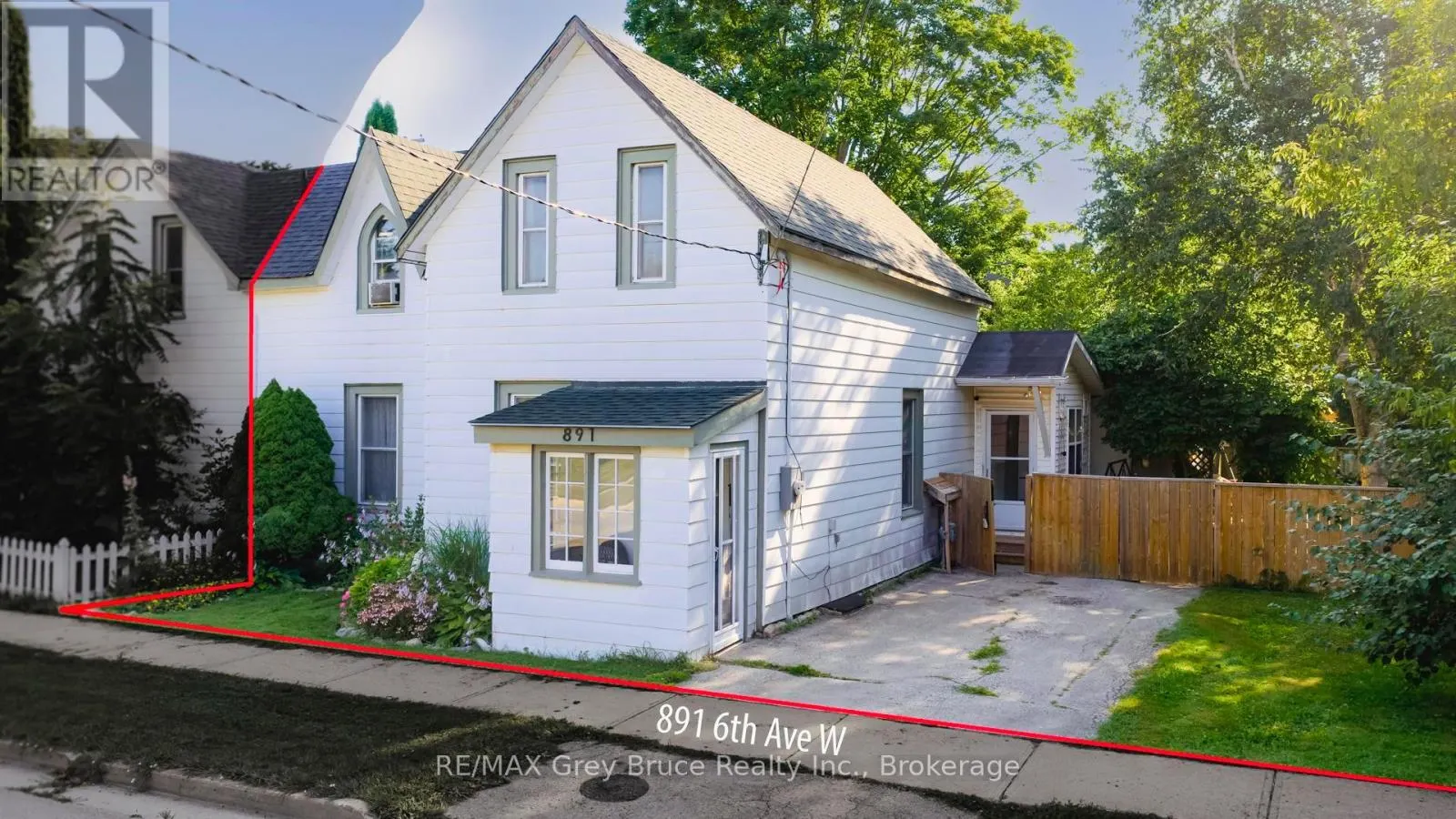 891 6TH AVENUE W