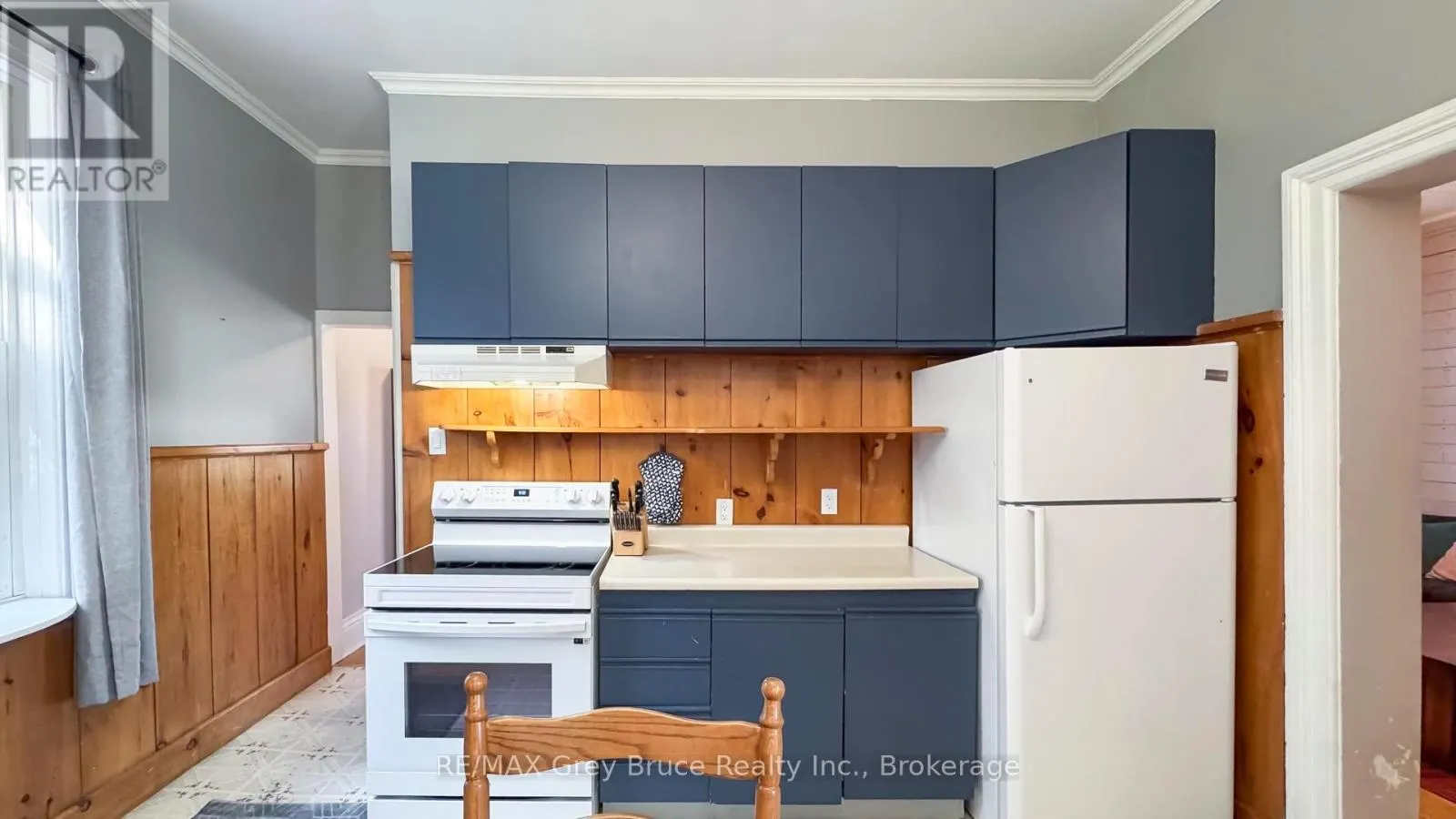 891 6TH AVENUE W