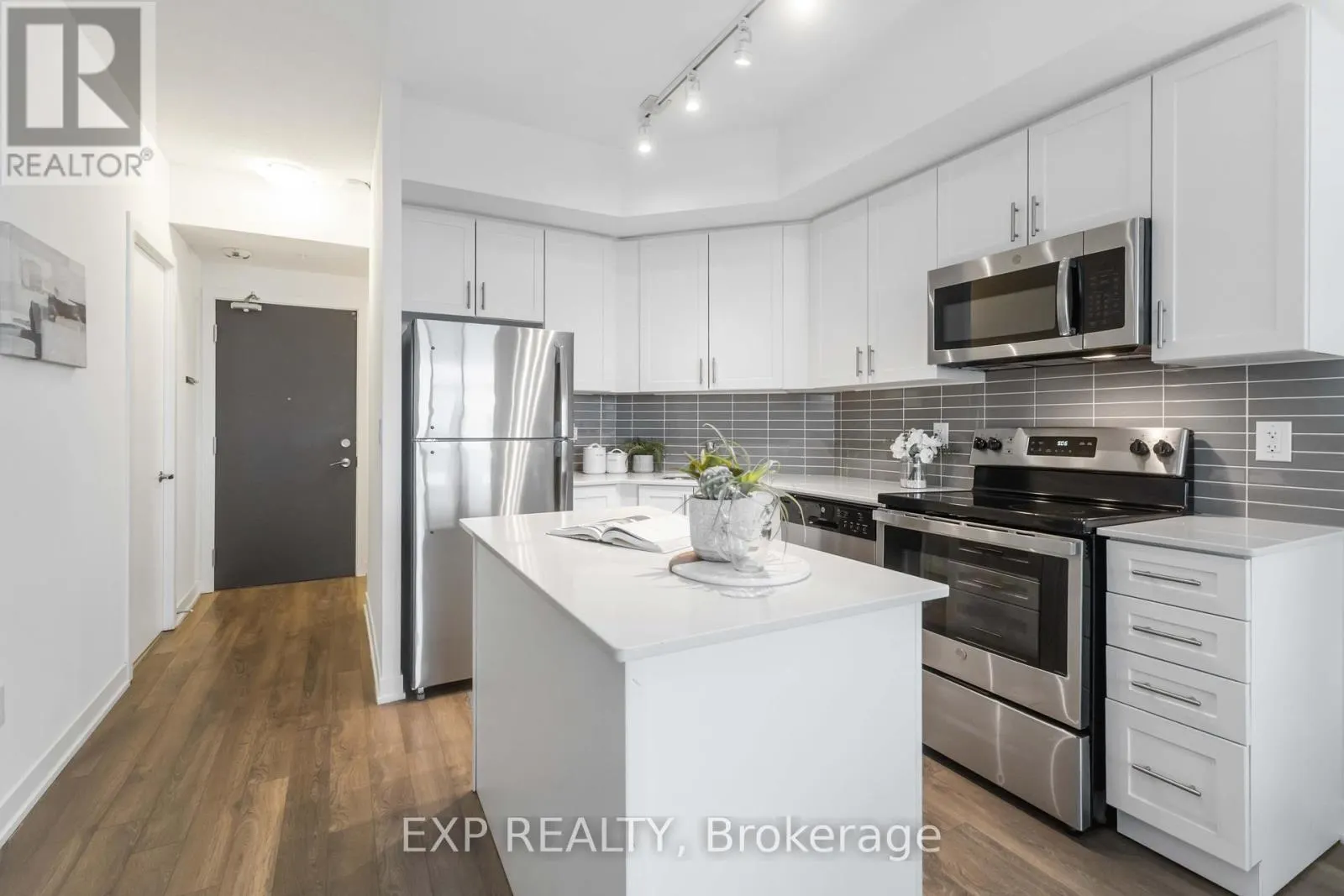 807 - 550 NORTH SERVICE ROAD