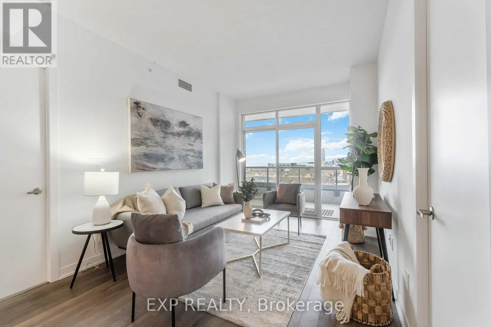 807 - 550 NORTH SERVICE ROAD
