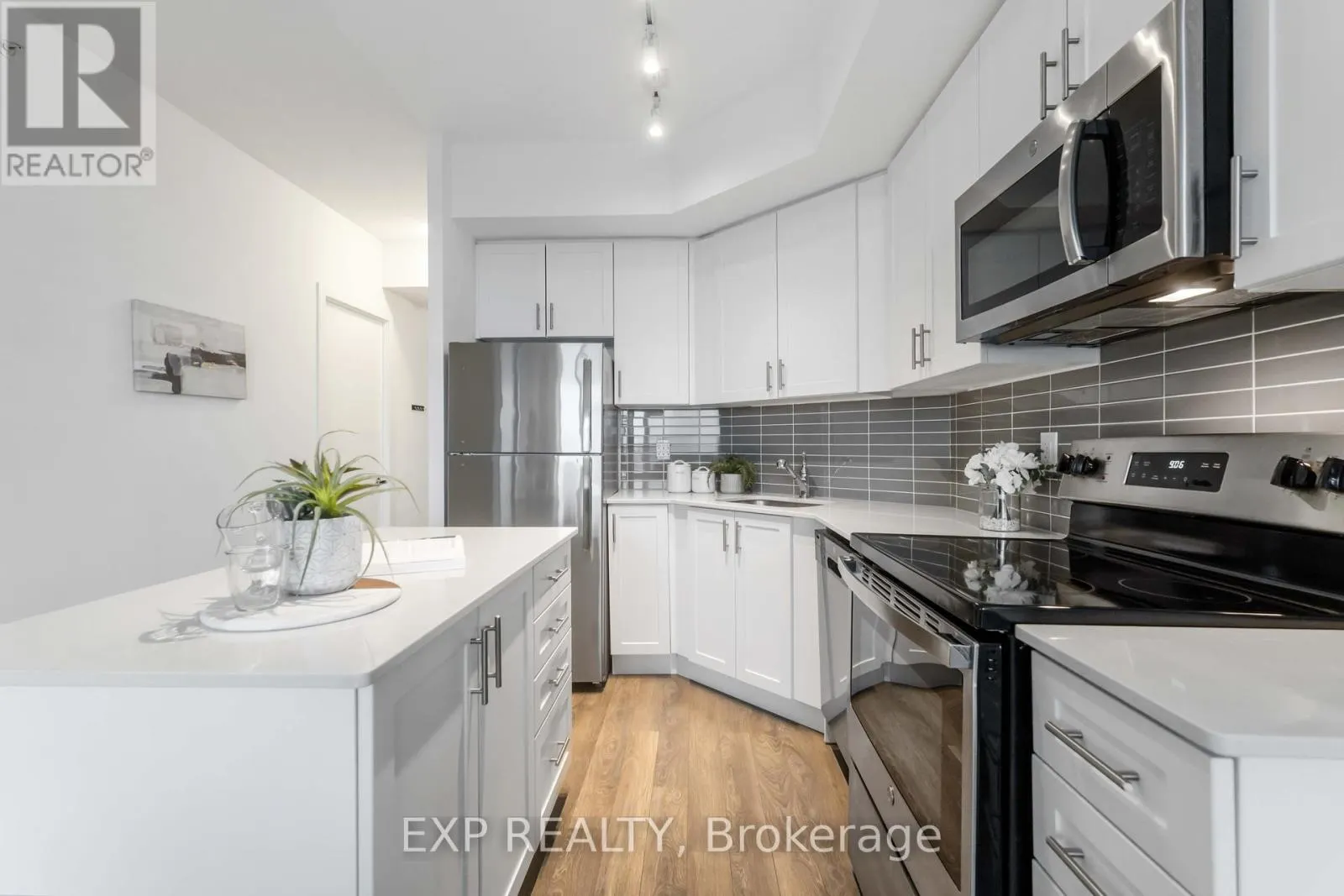 807 - 550 NORTH SERVICE ROAD