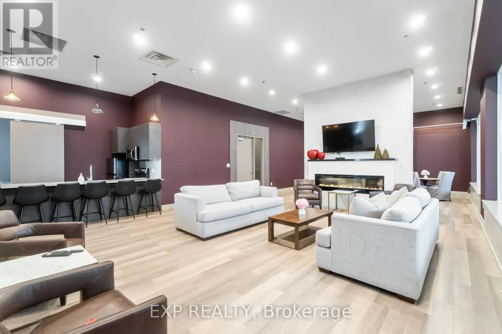 807 - 550 NORTH SERVICE ROAD