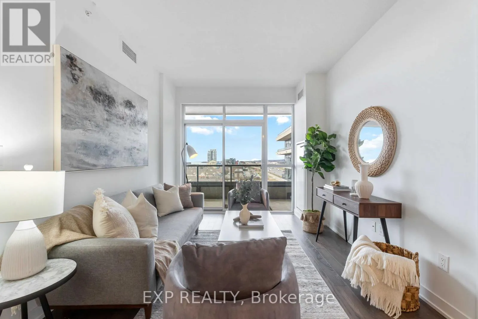 807 - 550 NORTH SERVICE ROAD