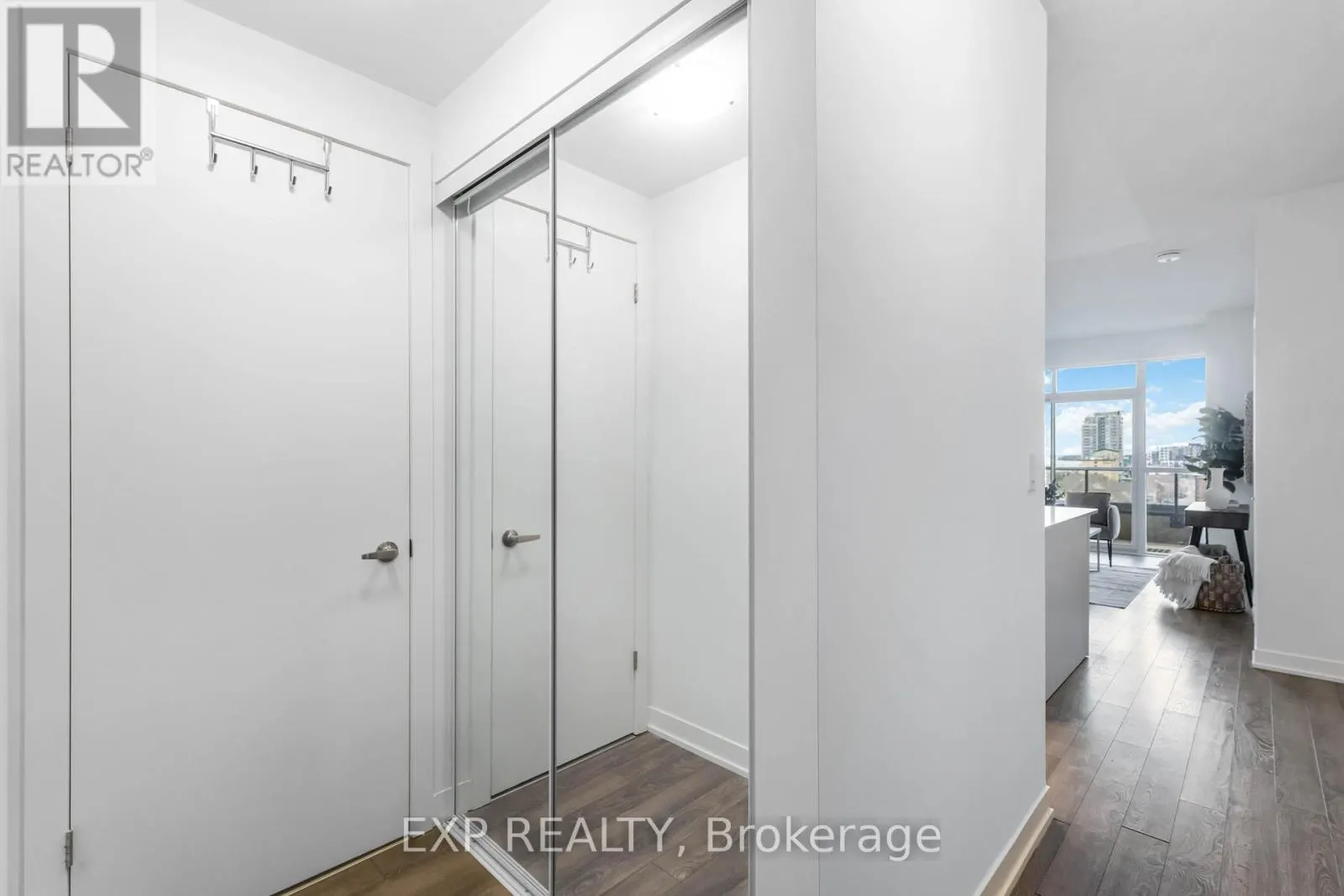 807 - 550 NORTH SERVICE ROAD
